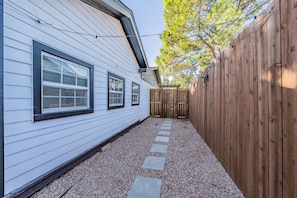 Property grounds - 3BD/2BTH Home Away From Home Near Airport and Stadium (Euless)