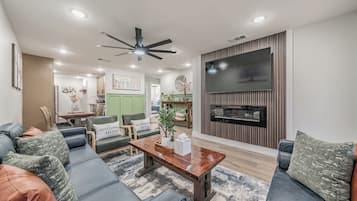 Televisie en een open haard