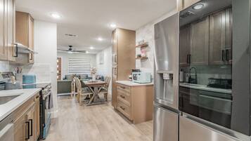 Microondas, horno, placa de cocina, lavavajillas