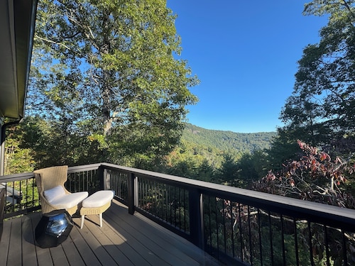 Luxury Mountain Retreat with Scenic Balcony Views