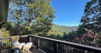 Luxury Mountain Retreat with Scenic Balcony Views