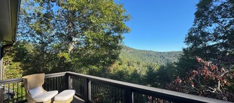 Luxury Mountain Retreat with Scenic Balcony Views