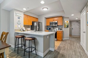 Fridge, microwave, oven, stovetop - Marina Retreat at Harbourgate (North Myrtle Beach)