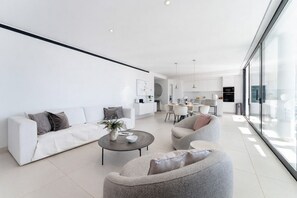 TV - MalagaSuite Higueron West Luxury & Private Pool (Fuengirola)