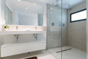 Douche, sèche-cheveux, serviettes fournies