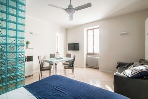 Apartment, Lake View | Egyptian cotton sheets, premium bedding, down comforters