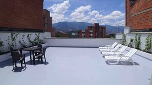 Outdoor dining - 2BD Laureles, Sauna, Cold Plunge 300MB Wifi 2 Desks (Medellín)