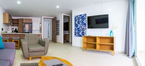 Living area - 2BD Laureles, Sauna, Cold Plunge 300MB Wifi 2 Desks (Medellín)