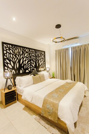 Iron/ironing board, WiFi, bed sheets - A Plush Studio at The Signature (Accra)