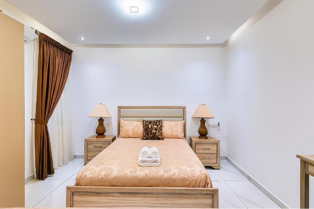 Tabla de planchar con plancha, internet y ropa de cama 