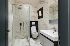 Een douche, een haardroger, handdoeken, zeep