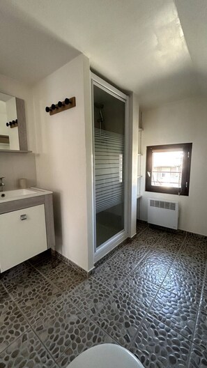 Bathroom - This apartment is a 1 bedroom(s), 1 bathrooms, located in Annecy, Auvergne-Rhône-Alpes. (Annecy)