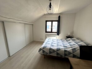 1 bedroom, iron/ironing board, free WiFi, bed sheets - This apartment is a 1 bedroom(s), 1 bathrooms, located in Annecy, Auvergne-Rhône-Alpes. (Annecy)