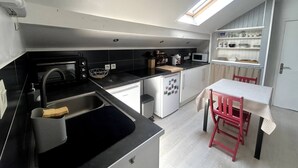 Wasserkocher mit Kaffee-/Teezubehör, Kühlschrank, Mikrowelle, Ofen