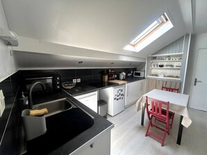 Fridge, microwave, oven, stovetop - This apartment is a 1 bedroom(s), 1 bathrooms, located in Annecy, Auvergne-Rhône-Alpes. (Annecy)