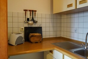 Kjøleskap, ovn, kokeplater og kaffetrakter/tekoker