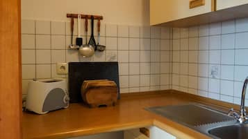 Fridge, oven, stovetop, coffee/tea maker