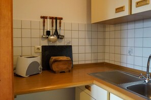 Kühlschrank, Ofen, Herdplatte, Wasserkocher mit Kaffee-/Teezubehör