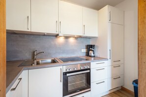 Coffee/tea maker, fridge, oven, stovetop - Apartment 'Fewo Buten, 55 sqm, max. 5 guests' with shared garden and Wi-Fi (Pellworm)