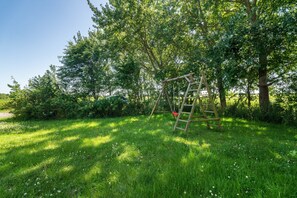 Children’s area - Apartment 'Fewo Buten, 55 sqm, max. 5 guests' with shared garden and Wi-Fi (Pellworm)