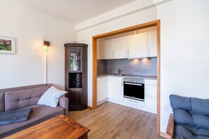 TV - Apartment 'Fewo Buten, 55 sqm, max. 5 guests' with shared garden and Wi-Fi (Pellworm)
