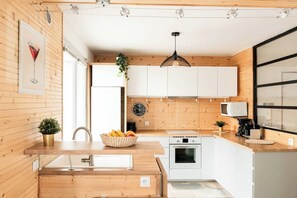 Jääkaappi, mikroaaltouuni, uuni, liesi