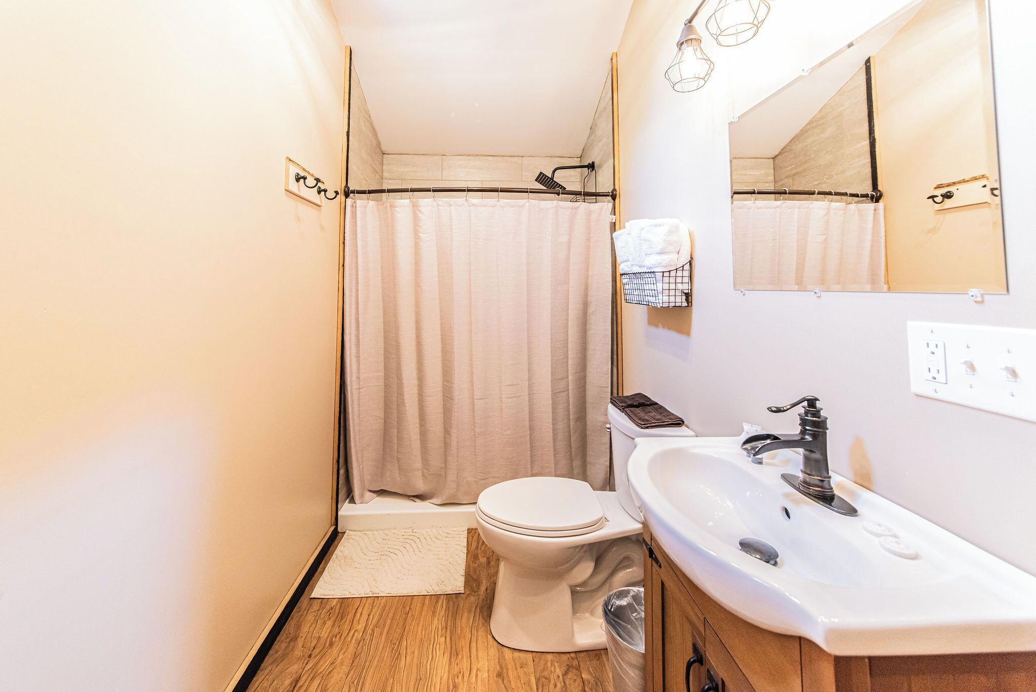 Un baño pequeño con inodoro, lavabo y ducha.