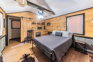 Superior Cabin, Garden View | Free WiFi, bed sheets - The Outpost (Grand Rivers)