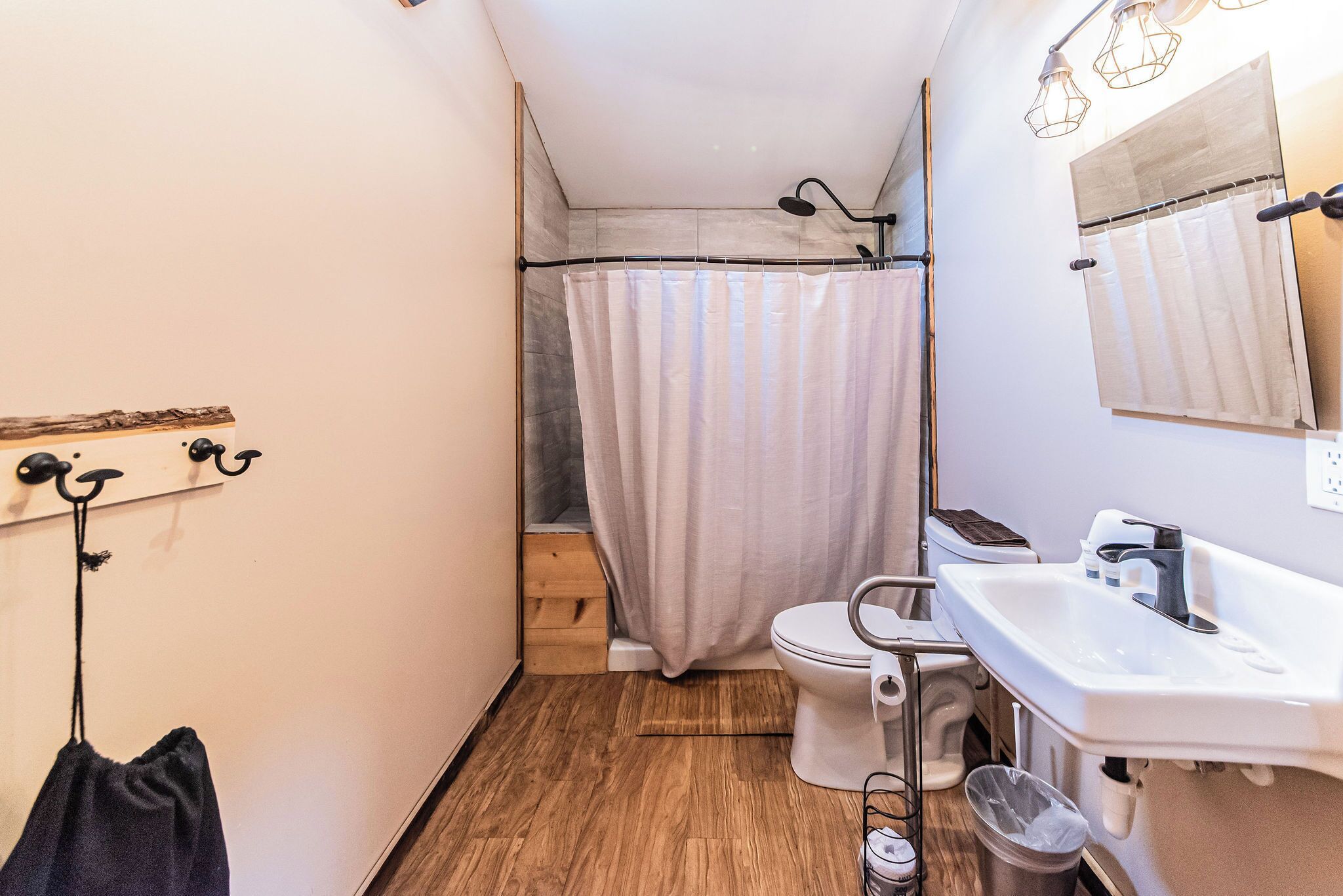 Shower, rainfall showerhead, free toiletries, hair dryer