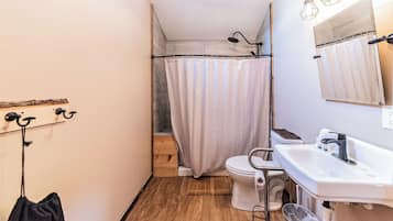 Shower, rainfall showerhead, free toiletries, hair dryer