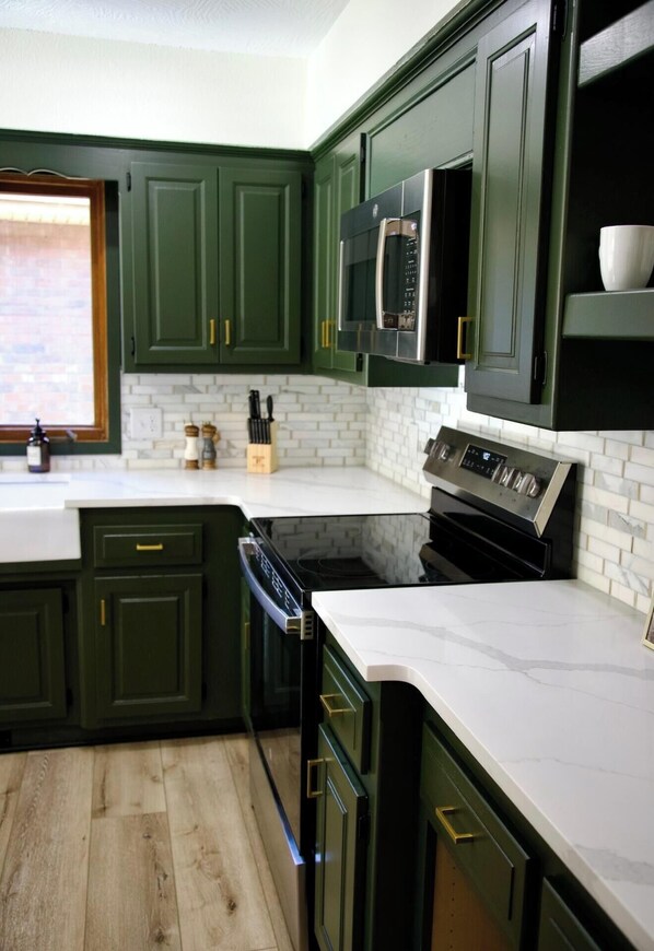 Private kitchen - 3-bedroom house in serene Springfield. Medical Mile (Springfield)