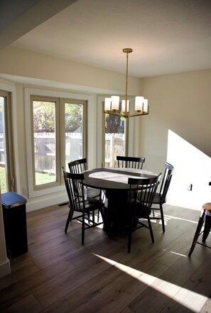 Dining - 3-bedroom house in serene Springfield. Medical Mile (Springfield)