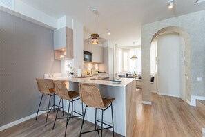 Een koelkast, een magnetron, een oven, een vaatwasser