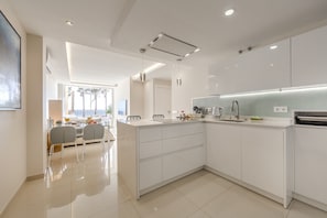 Fridge, microwave, oven, dishwasher - AlmeriaGran Bahia Playa Suite (Almería)