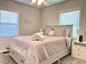 Iron/ironing board, free WiFi, bed sheets - Cozy 2BD/1BR Home with Washer & Dryer (Hanford)