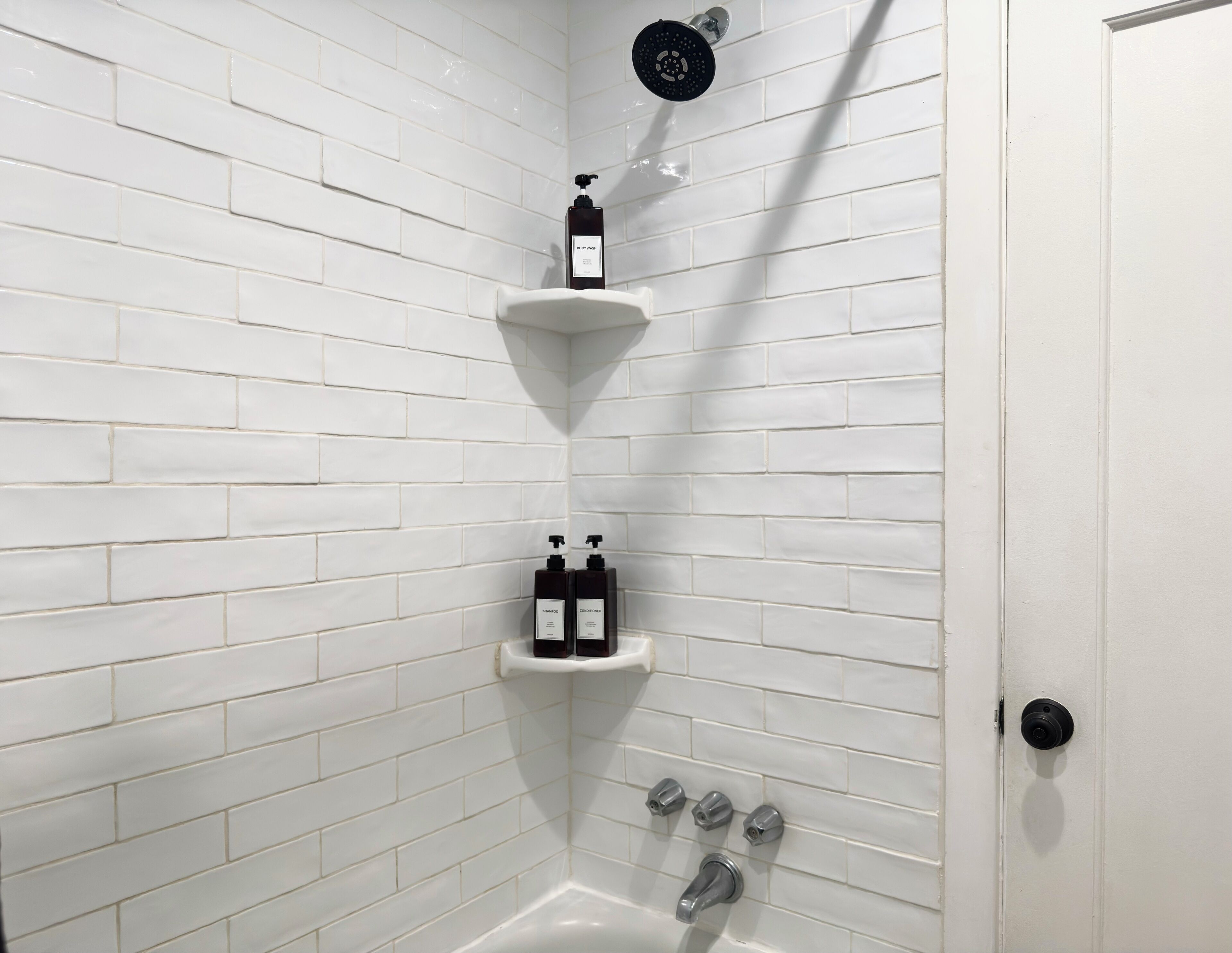 Secadora de cabello, bidet, toallas, jabón 