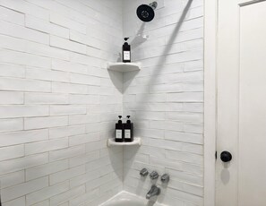 Sèche-cheveux, bidet, serviettes fournies, savon