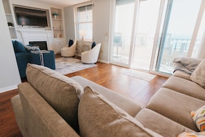 Smart TV, fireplace - Oceanfront bungalow closest beach to Disney, next door to Daytona! (Ormond Beach)