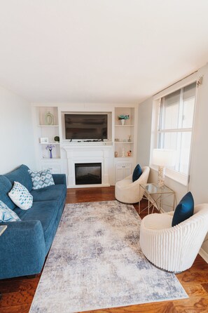 Smart TV, fireplace