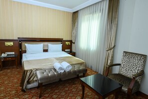 Comfort suite, balkon, uitzicht op stad | Een bureau, gratis wifi