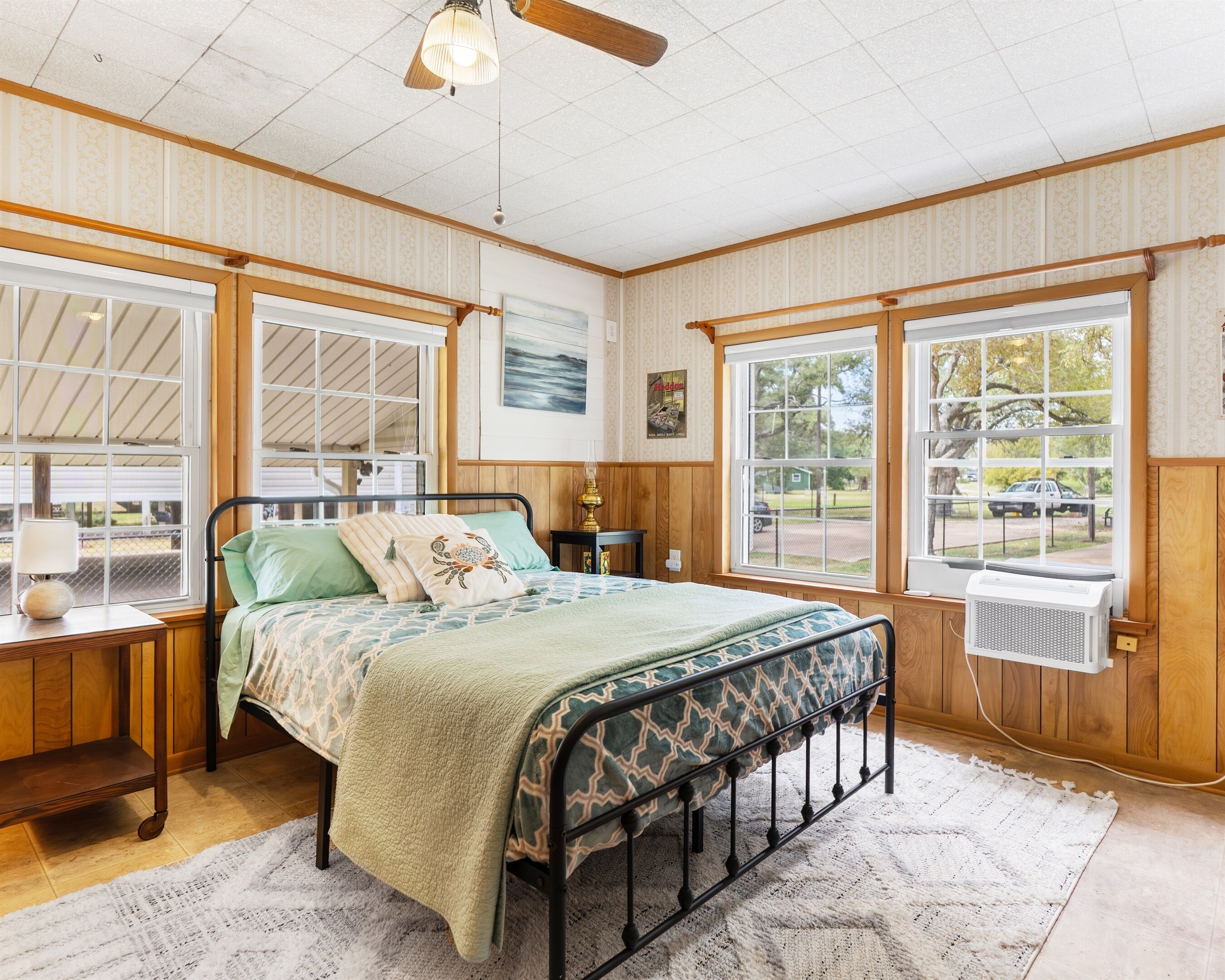 Een bureau, wifi, beddengoed