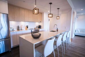 Fridge, microwave, oven, stovetop - Chic & Minimalist Condo – River View & Serenity (Baie-Saint-Paul)