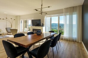 Dining - 304 | Chic Minimalist Condo | River & Serenity (Baie-Saint-Paul)