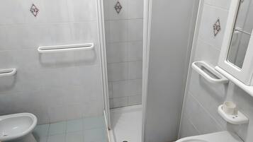 Chuveiro, secador de cabelo, toalhas de banho