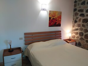 WiFi, bed sheets - Apartment in Villa "Stromboli" with Sea View, Wi-Fi and Air Conditioning (Lipari)