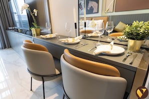 Luxury Studio, Balcony, Canal View | In-room dining - Vogue| Downtown close to Burj Khalifa | Dubai Mall (Dubai)