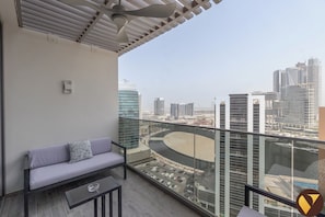 Luxury Studio, Balcony, Canal View | Balcony view - Vogue| Downtown close to Burj Khalifa | Dubai Mall (Dubai)