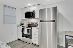 Refrigerador, microondas, horno y parrilla de estufa 