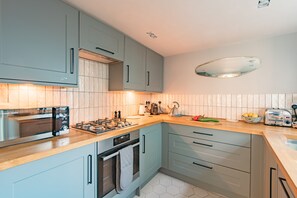 ثلاجة، ميكروويف، فرن، موقد طهي مسطح