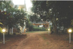 المنشأة من الخارج